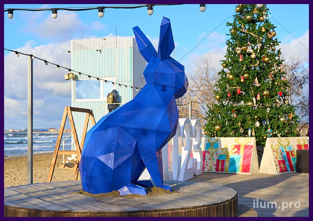Скульптура полигонального зайца в Анапе - благоустройство набережной на Новый год