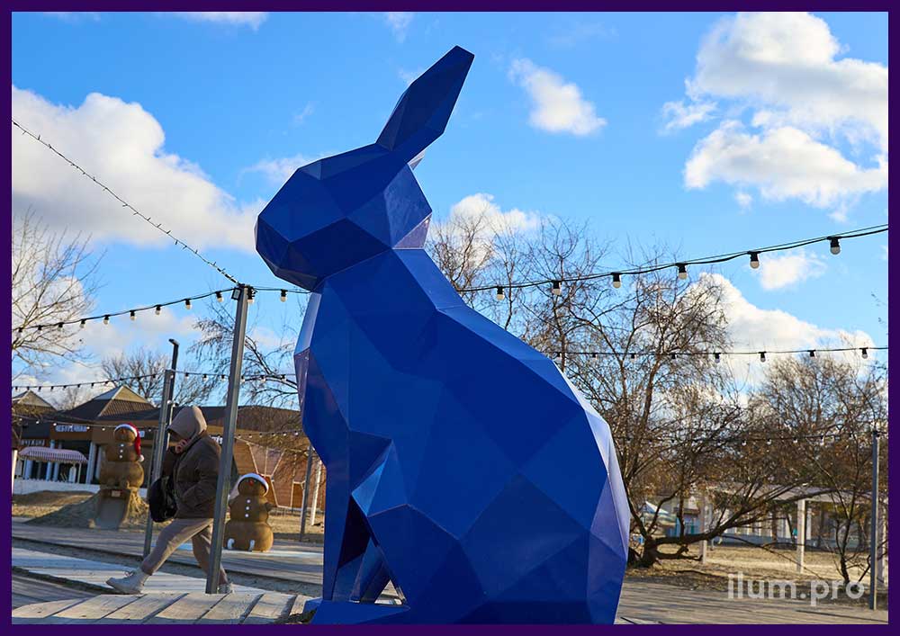 Объёмная полигональная скульптура символа 2023 года - синего кролика из крашеной стали