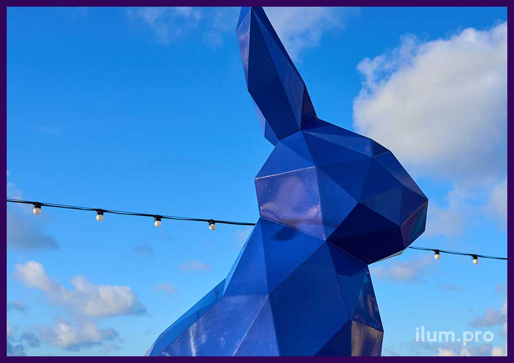 Синий заяц из крашеной стали в полигональном стиле - двухметровый арт-объект