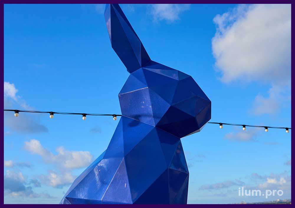 Синяя полигональная скульптура кролика - водяной заяц символ 2023 года