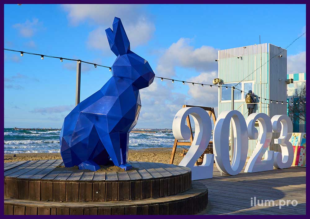 Заяц полигональный синего цвета - украшение набережной Чёрного моря