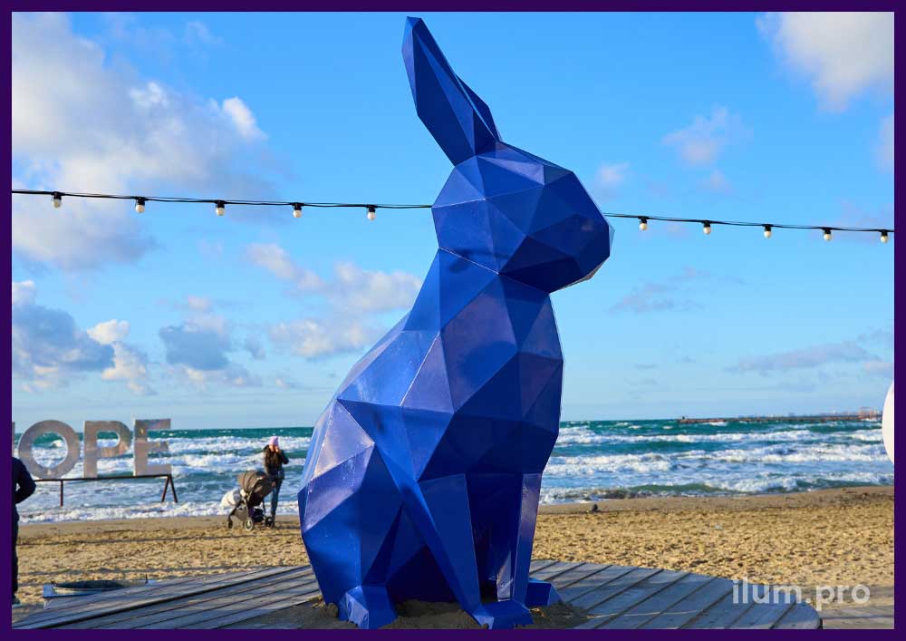 Новогоднее украшение набережной Чёрного моря символом года - синим кроликом
