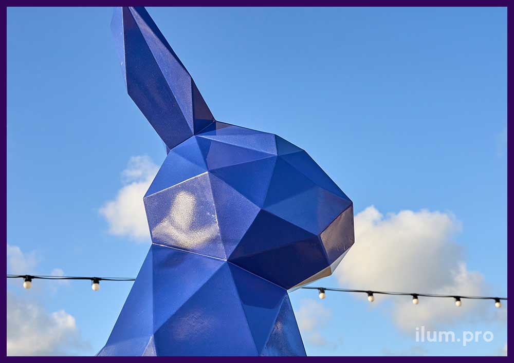 Заяц синего цвета - металлическая скульптура для благоустройства территории на Новогодние праздники