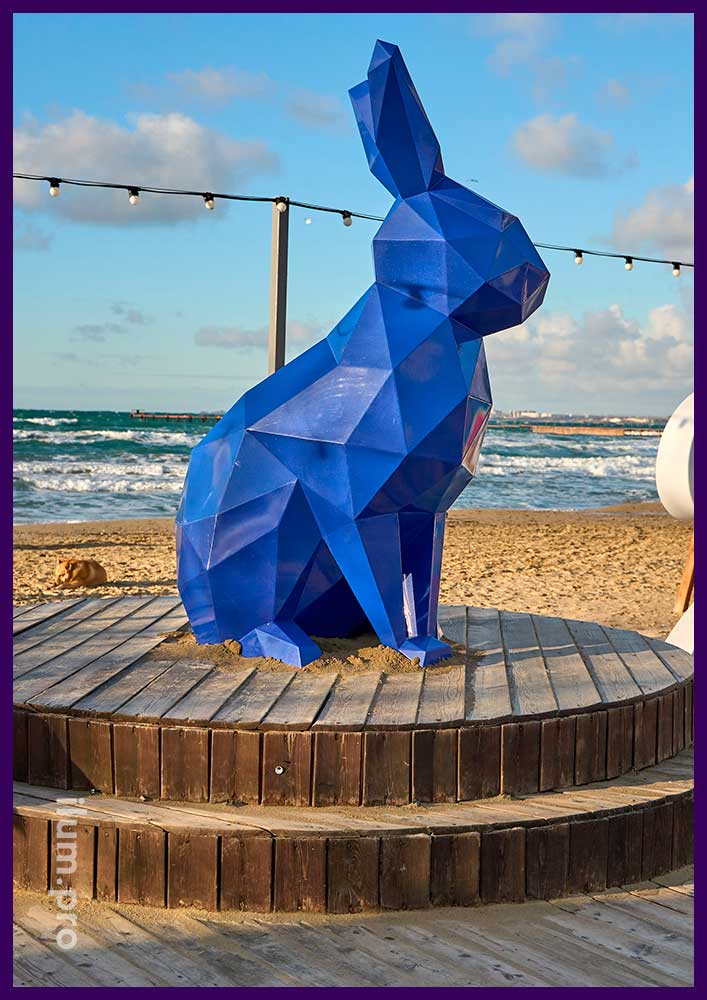 Статуя синего зайца из металла - полигональные скульптуры животных для улицы