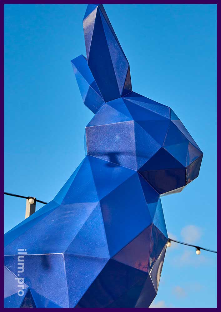 Объёмная полигональная фигура синего зайца в Анапе на набережной Чёрного моря