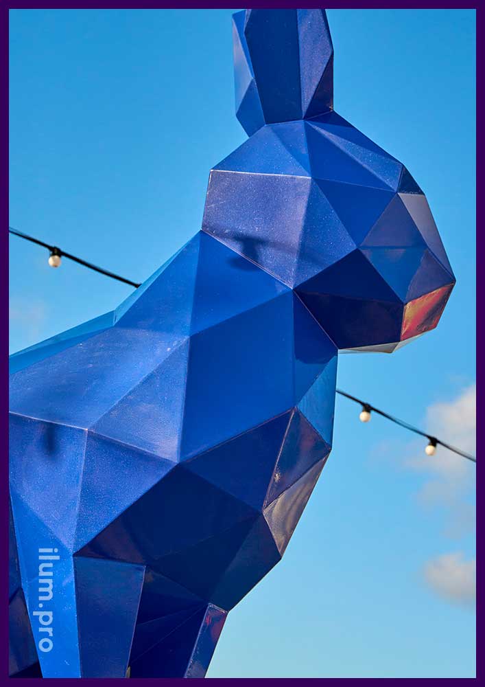 Металлический заяц из крашеной стали в полигональном стиле - символ года синего цвета