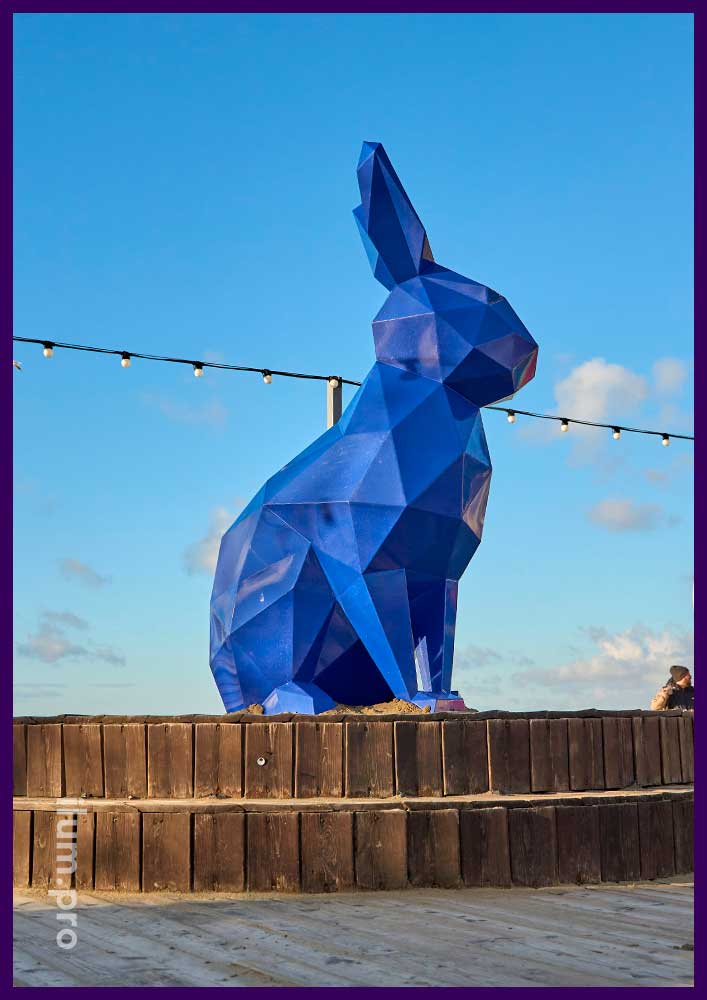Украшение набережной Анапы большим, синим, полигональным зайцем из крашеной стали на Новый год
