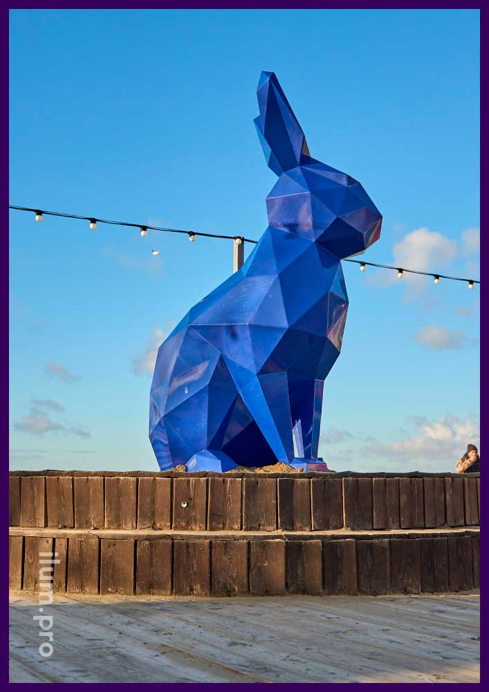 Синяя скульптура полигонального зайца из крашеной стали - украшение Анапы на Новый год