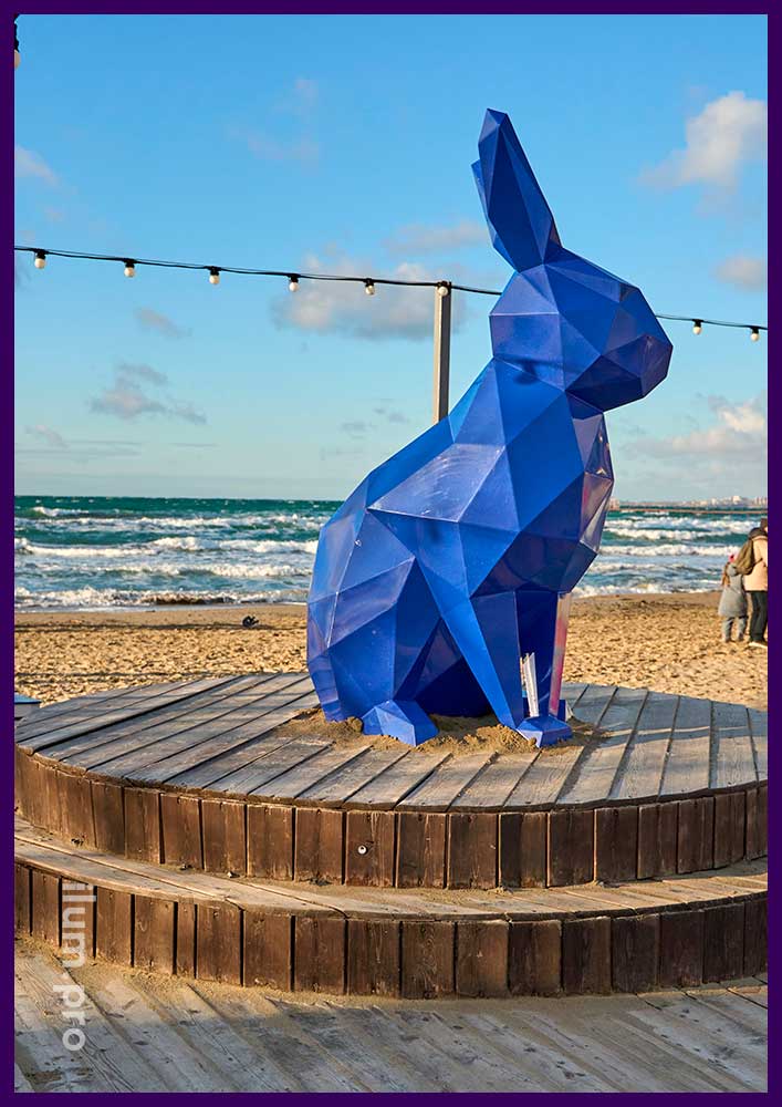 Новогоднее украшение набережной Чёрного моря полигональным зайцем синего цвета