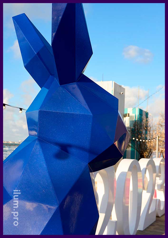 Синяя скульптура в полигональном стиле - заяц (кролик) символ года