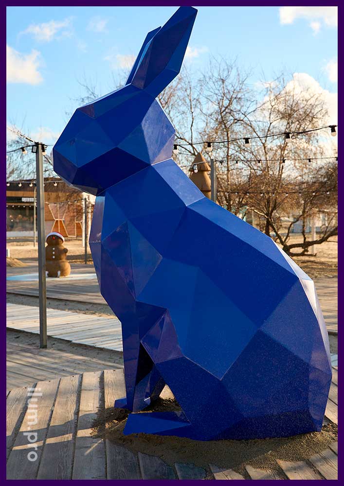 Садово-парковые скульптуры для украшения территории - металлические зайцы синего цвета