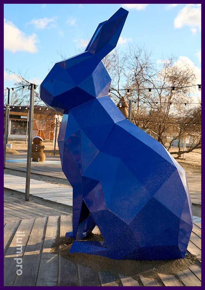 Синий заяц из крашеной стали в полигональном стиле, благоустройство в Анапе