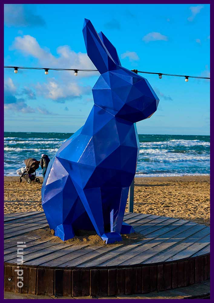 Объёмная скульптура в полигональном стиле - синий заяц для украшения набережной в Анапе