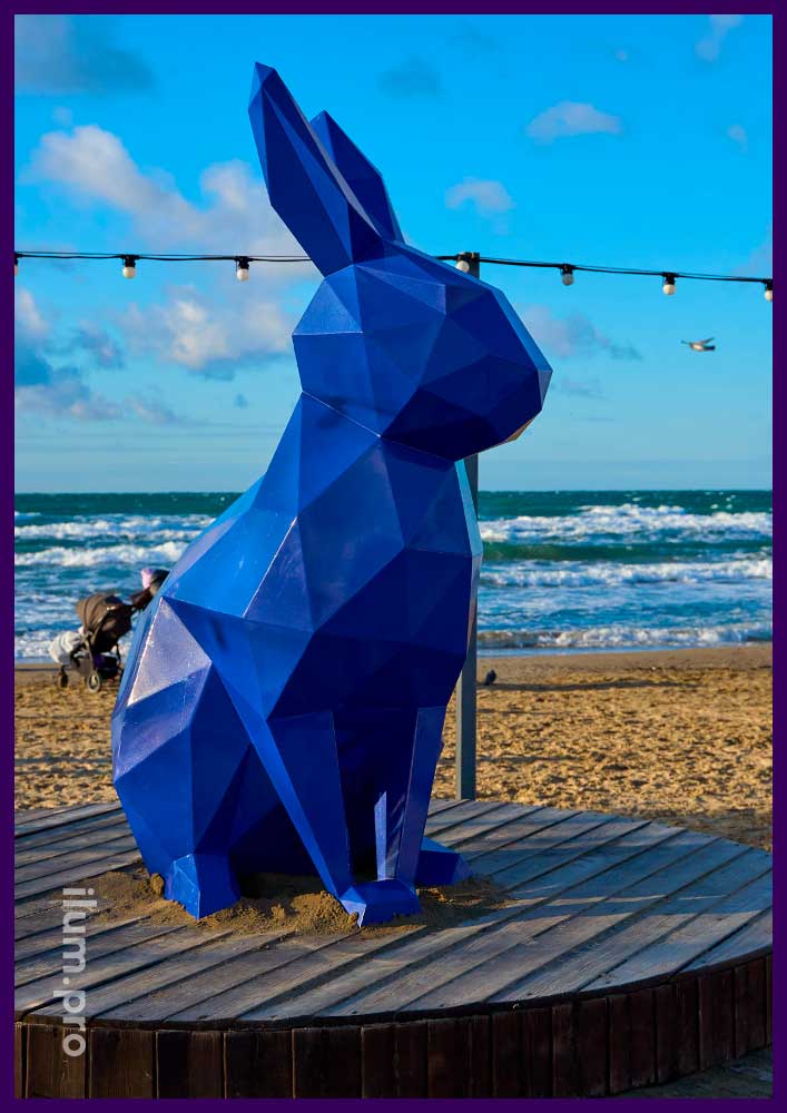 Новогодняя полигональная фигура синего зайца из крашеной стали в Анапе