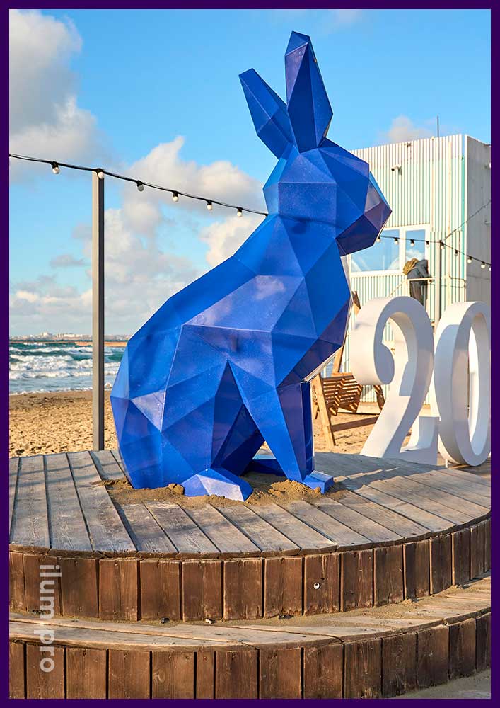 Украшение набережной в Анапе синим зайцем в полигональном стиле
