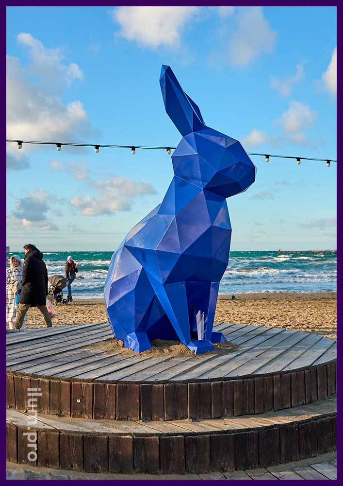 Синий заяц в полигональном стиле - благоустройство набережной в Краснодарском крае