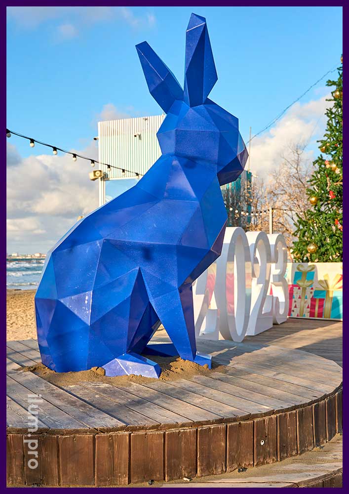 Синий заяц в полигональном стиле - скульптура ландшафтная стильная для улицы и интерьера