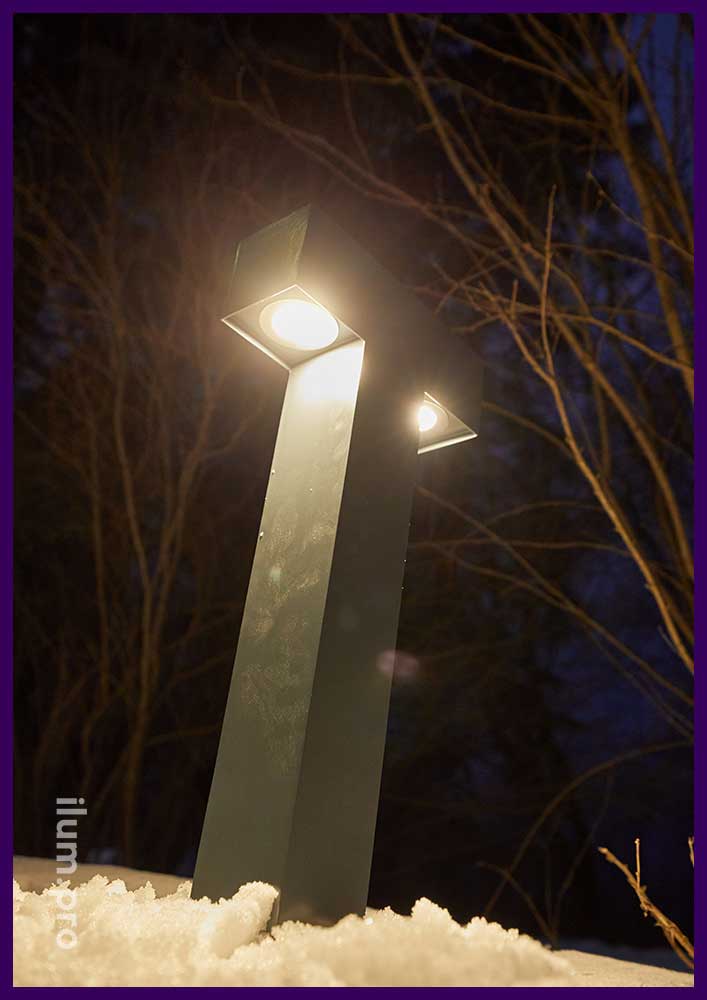Подсветка дорожки в парке столбиками с встроенными прожекторами тёпло-белого цвета