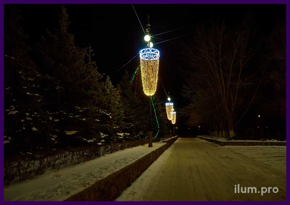 Подсветка фонарей вдоль дороги световыми консолями в форме бокалов из гирлянд