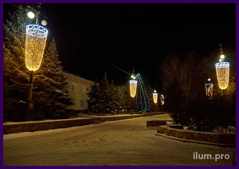 Новогодняя иллюминация в Пятиморске Волгоградской области - украшение фонарей в парке
