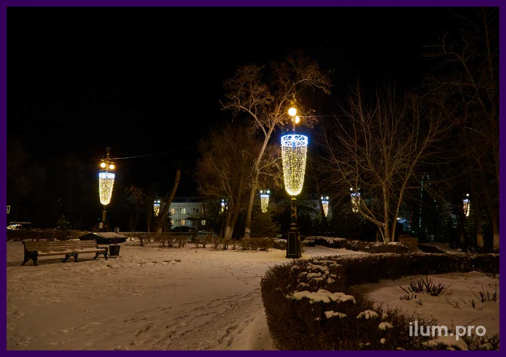 Разноцветная праздничная иллюминация для фонарей в парке Пятиморска на Новый год