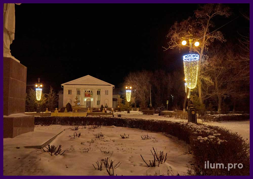 Консоли светодиодные из гирлянд на фонарях в Пятиморске на Новый год