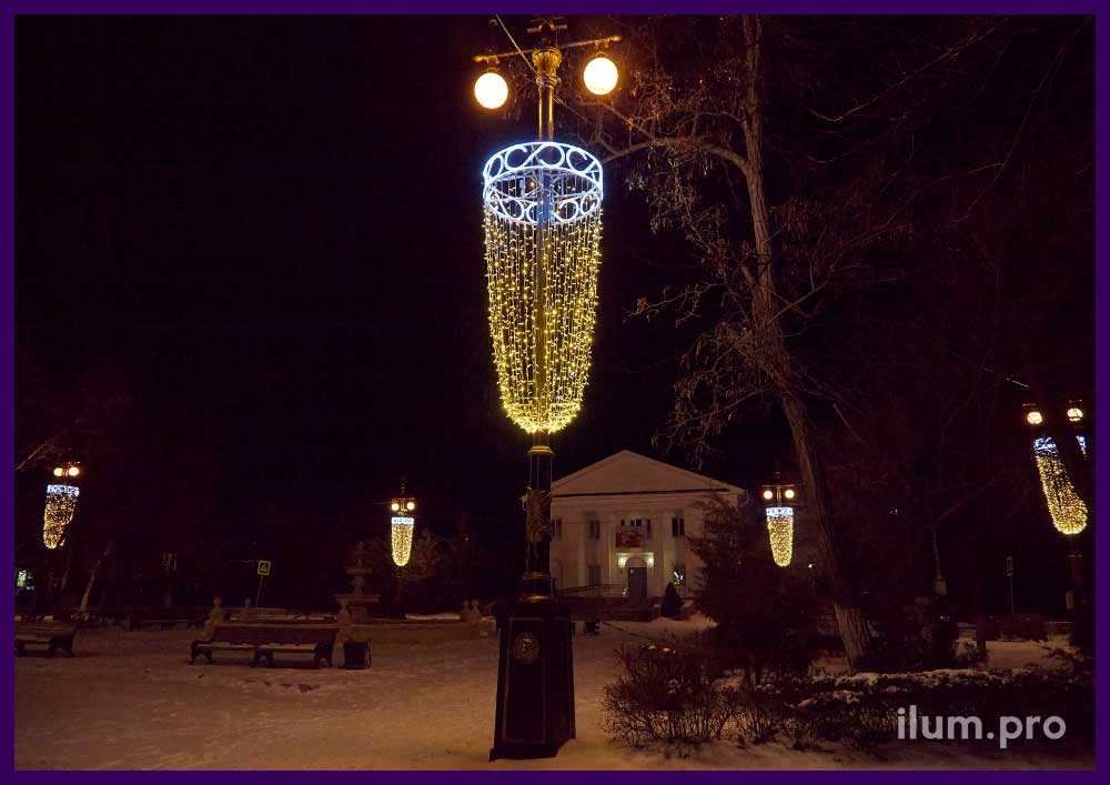 Украшение Пятиморска на Новый год - подсветка фонарей на улице Ленина консолями в форме бокалов