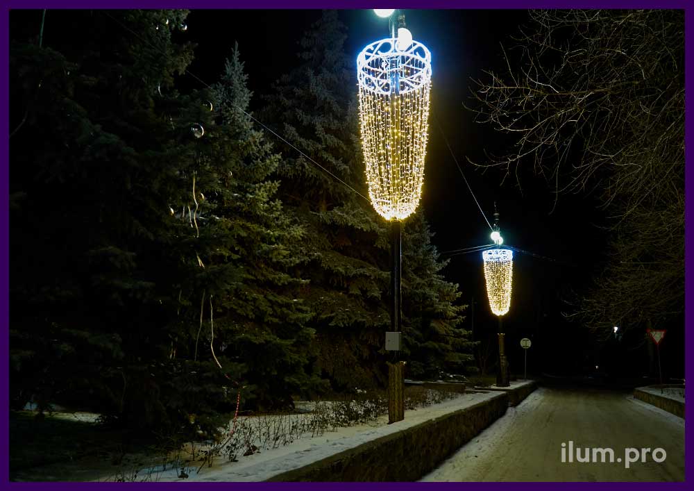 Консоли на фонарях в Пятиморске - алюминиевый каркас с гирляндами и дюралайтом