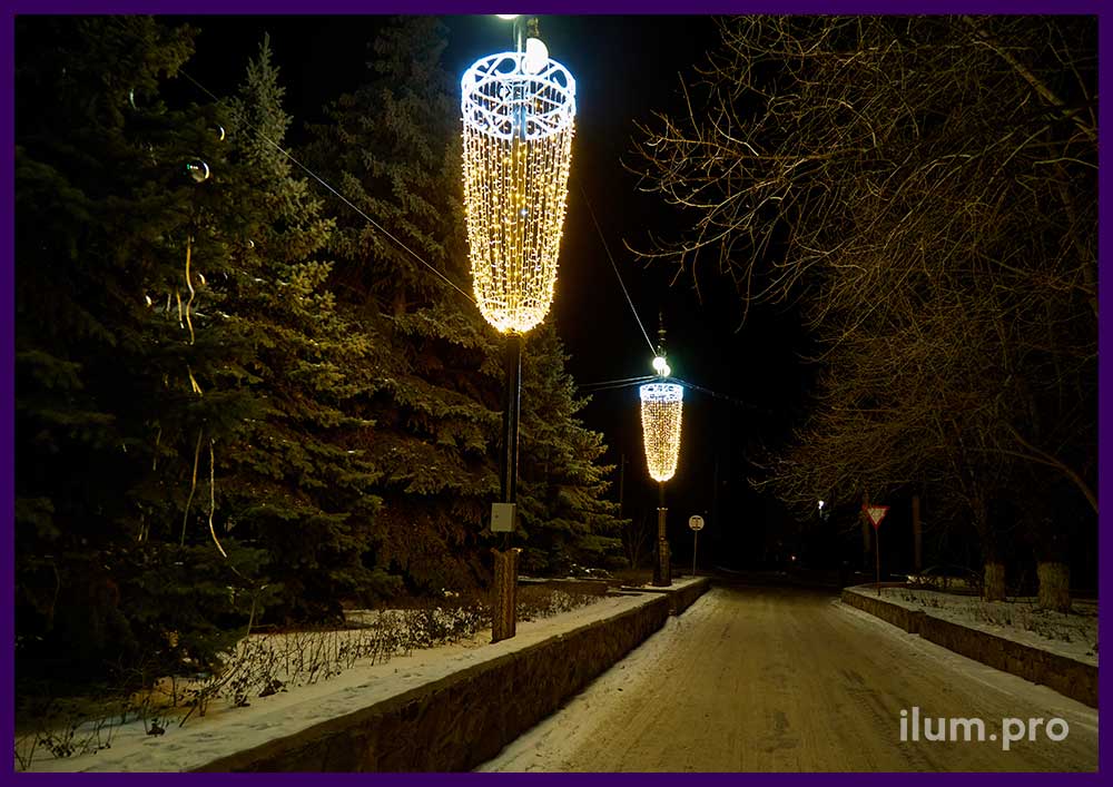 Украшение фонарей в Волгоградской области на Новый год - консоли в форме бокалов