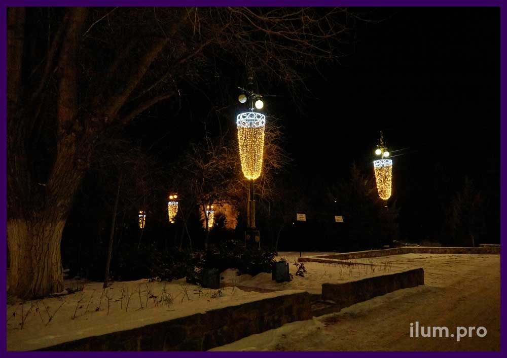 Украшение фонарей на ул. Ленина светодиодными консолями Бокалы из гирлянд разных цветов