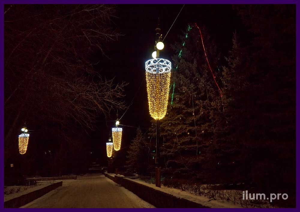 Новогоднее украшение фонарей в Пятиморске световыми консолями в виде бокалов из гирлянды