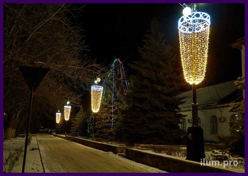 Бокалы - световые консоли из гирлянд для украшения фонарей в парке