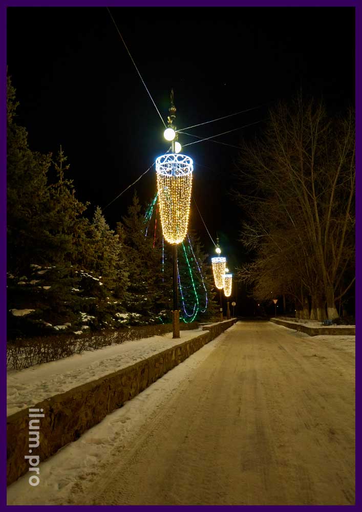 Новогодние консоли из гирлянд для украшения городских фонарей, которые можно оставить на лето