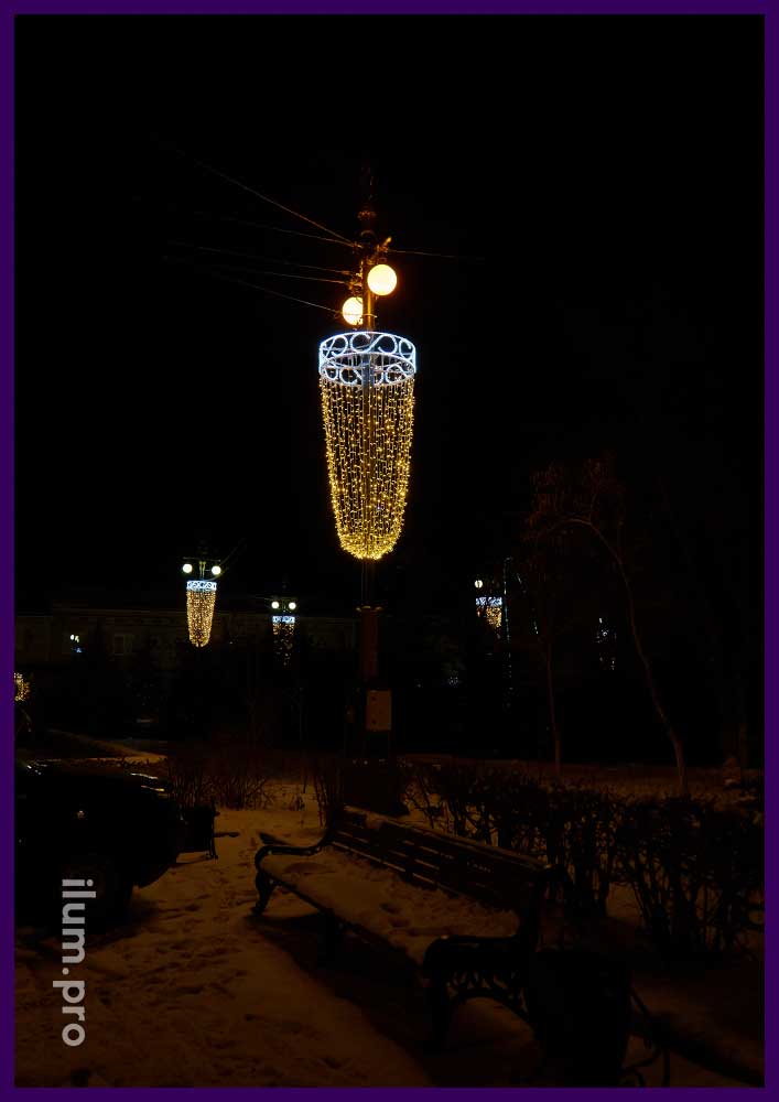 Новогодние консоли с гирляндами разных цветов - Бокалы шампанского для украшения фонарей