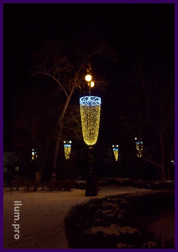 Украшение городского парка светодиодными консолями в форме бокалов на фонарях