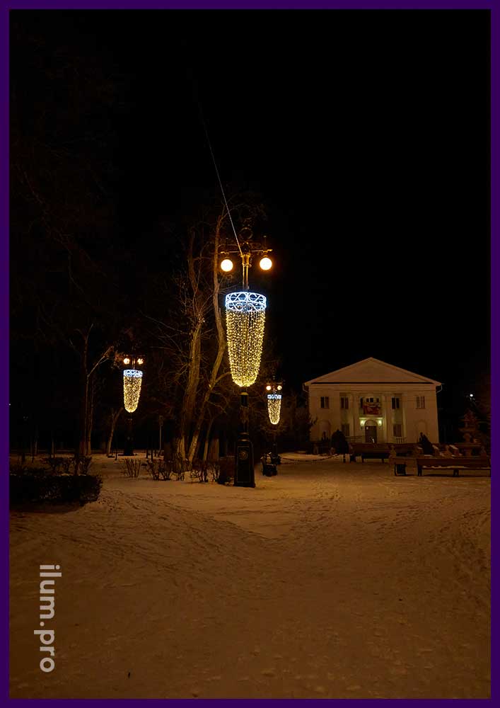 Консоли в виде бокалов шампанского для украшения фонарей в Пятиморске на Новый год