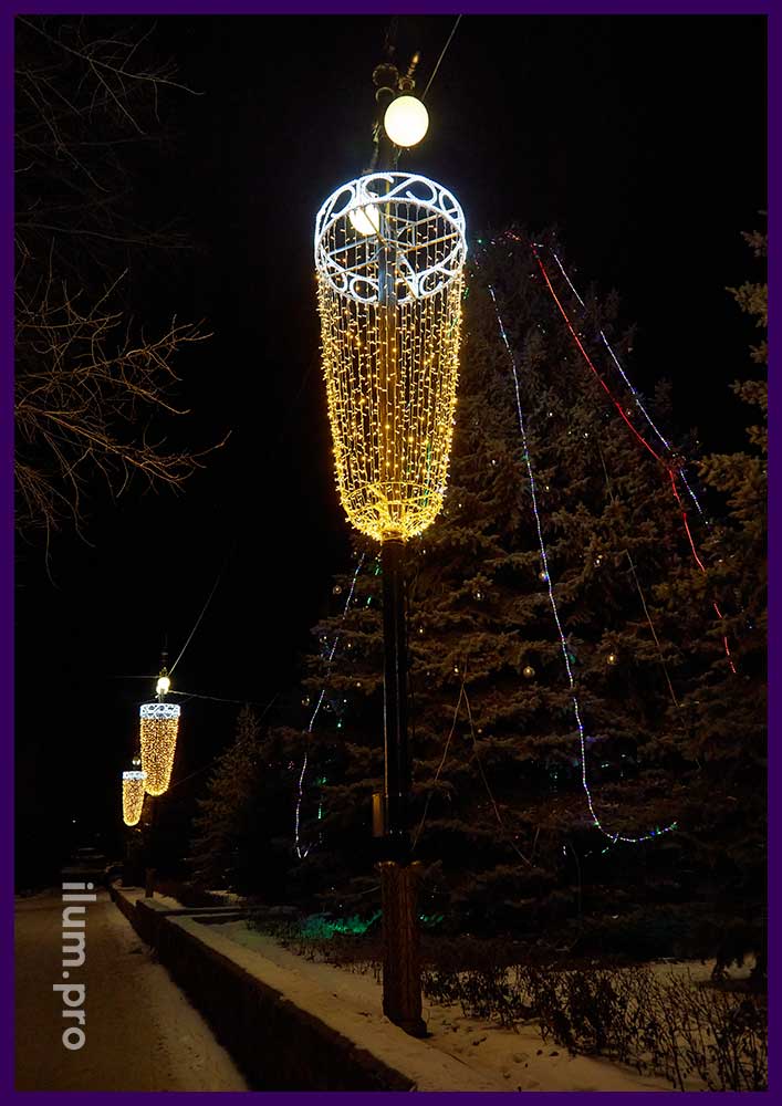 Украшение опор освещения в Пятиморске светодиодными консолями в форме бокалов