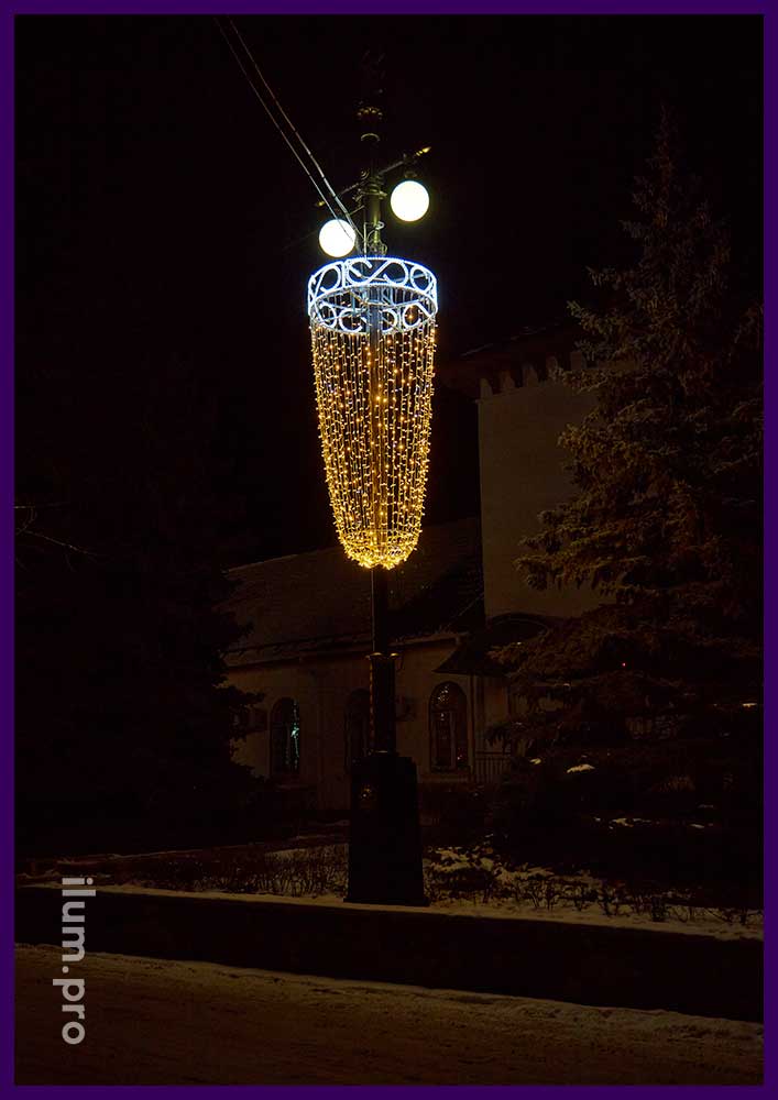 Украшение опор освещения консолями из гирлянд в форме бокалов шампанского