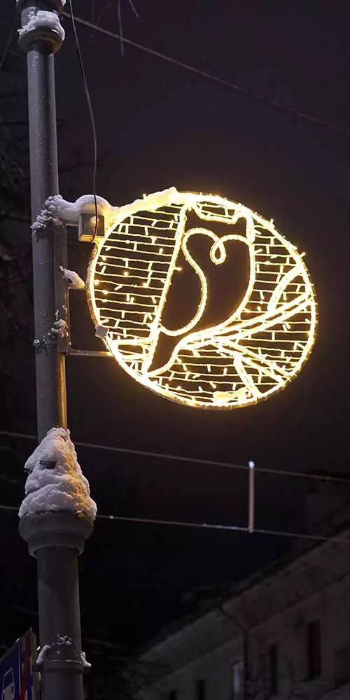 Украшение улицы Великого Новгорода светодиодными консолями с совами