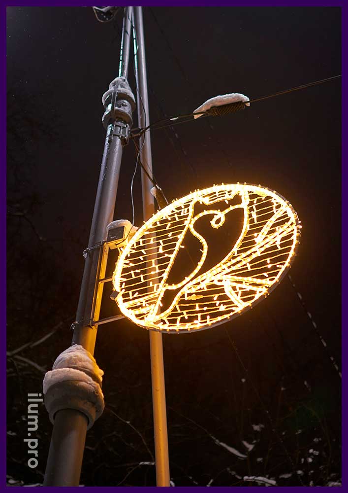 Украшение фонарей в Великом Новгороде на Новый год светодиодными консолями с гирляндами