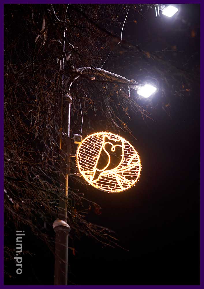 Консоль из гирлянд и дюралайта на Новый год - сова, сидящая на ветке в светящемся круге