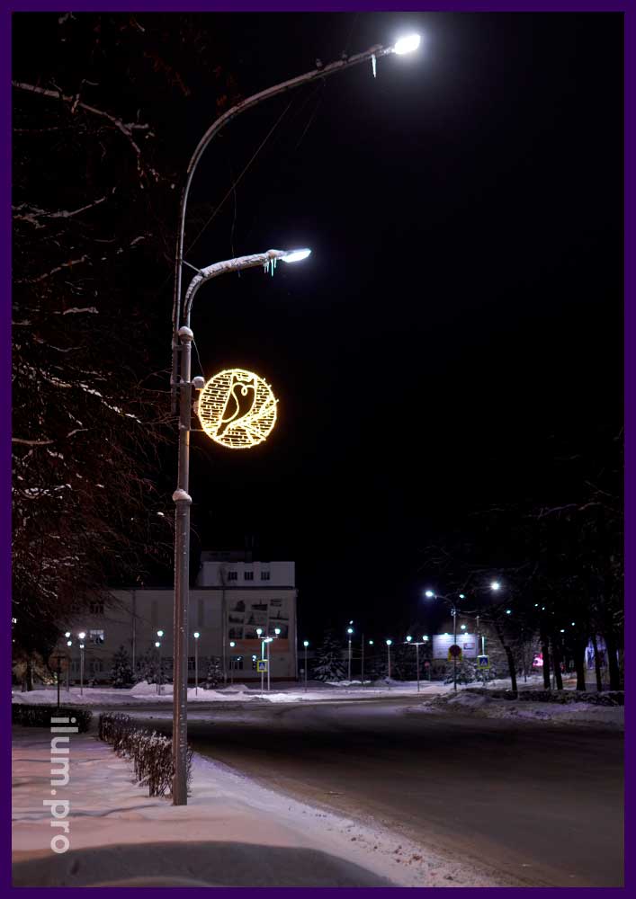 Сова из светодиодных гирлянд на алюминиевом каркасе - круговая консоль для украшения улицы на Новый год