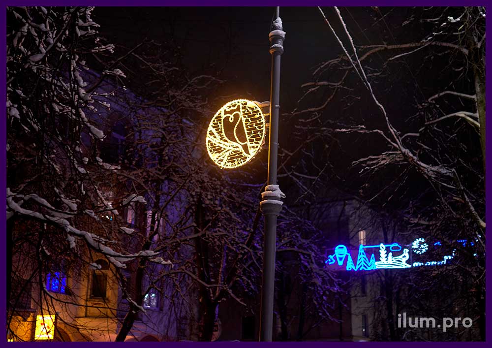 Новогоднее оформление улицы в Великом Новгороде светодиодными круглыми консолями из гирлянд Сова