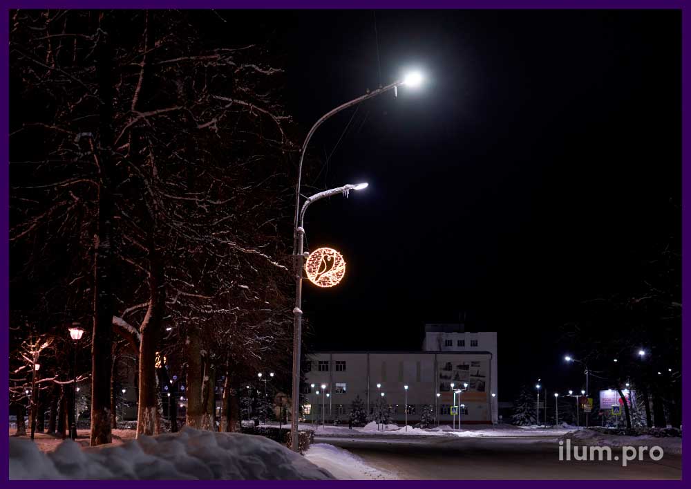Новогодние декорации на фонарных столбах в Великом Новгороде - консоли с совами из дюралайта и гирлянд