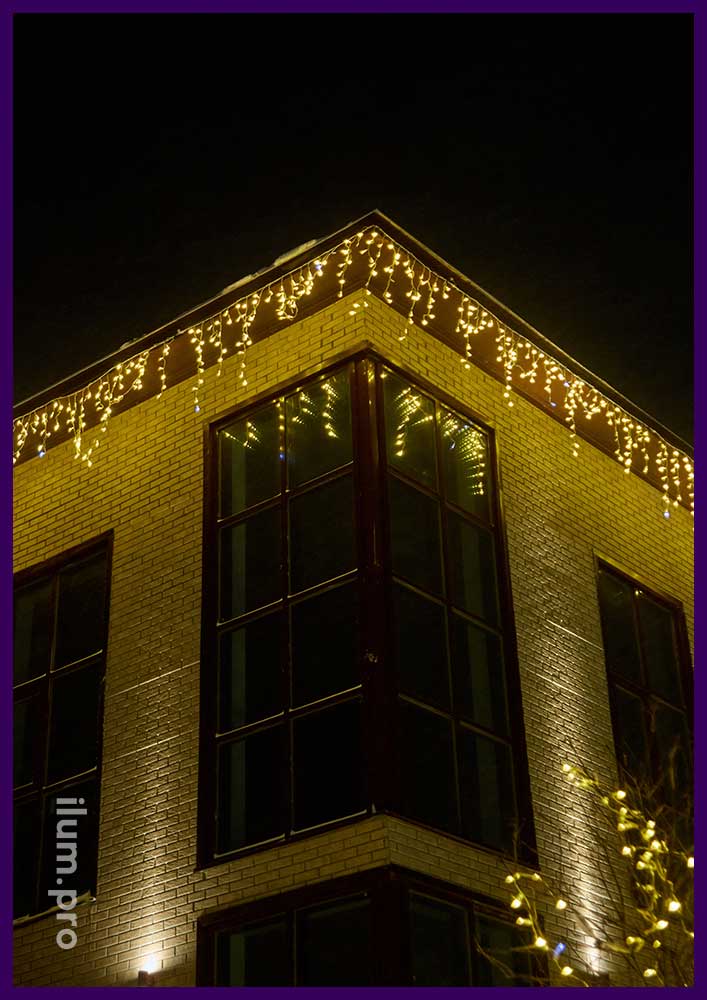 Подсветка фасада здания, крыши и кустарников гирляндами и декоративные фигуры оленей