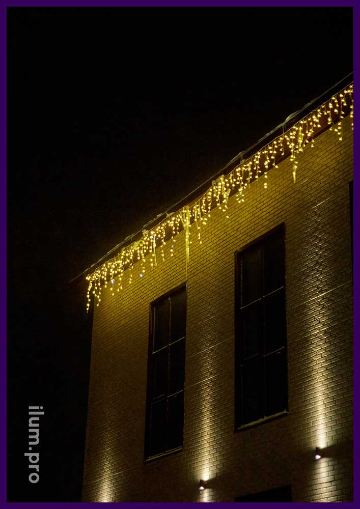 Светодиодная гирлянда бахрома тёпло-белого цвета на крыше офиса в Нарьян-Маре на Новый год