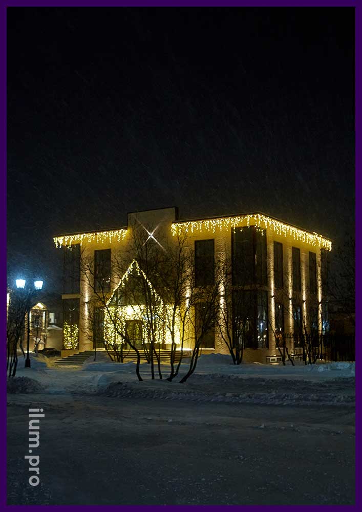 Тёпло-белые светодиодные гирлянды и декор для украшения офиса в центре Нарьян-Мара на Новый год