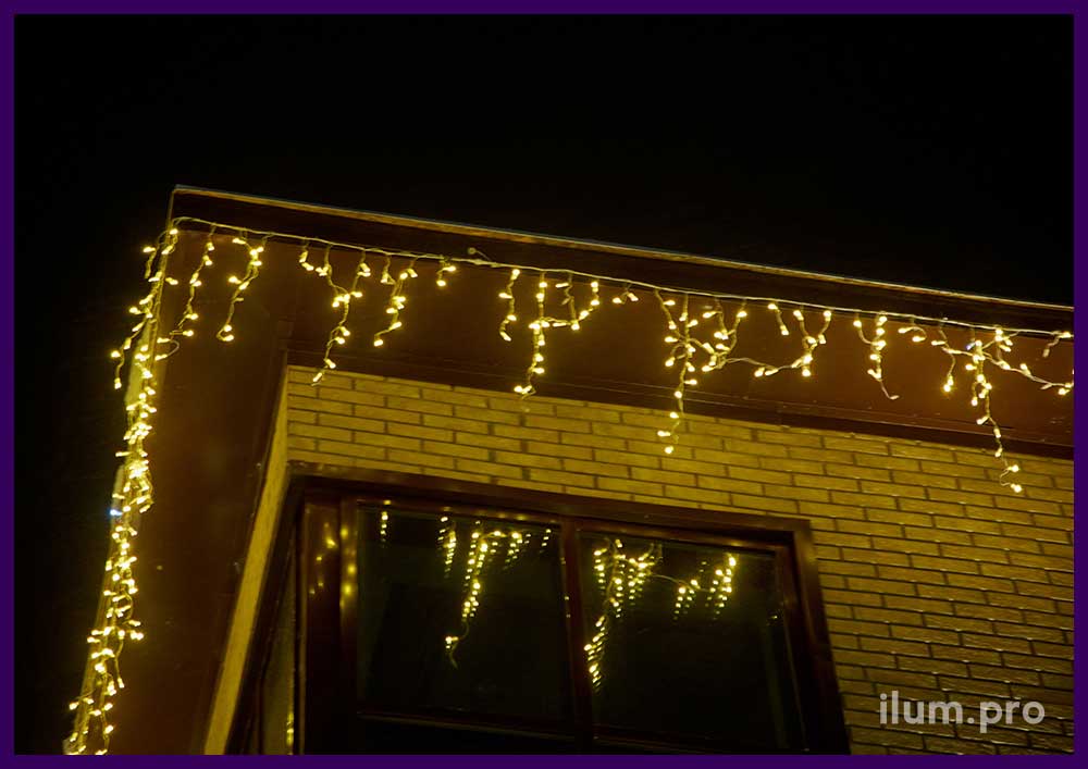 Новогодняя подсветка офисного здания в Нарьян-маре уличными гирляндами тёпло-белого цвета
