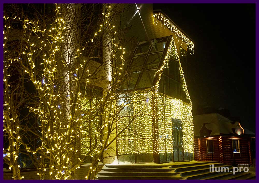 Новогодняя подсветка фасада и уличные декорации с гирляндами
