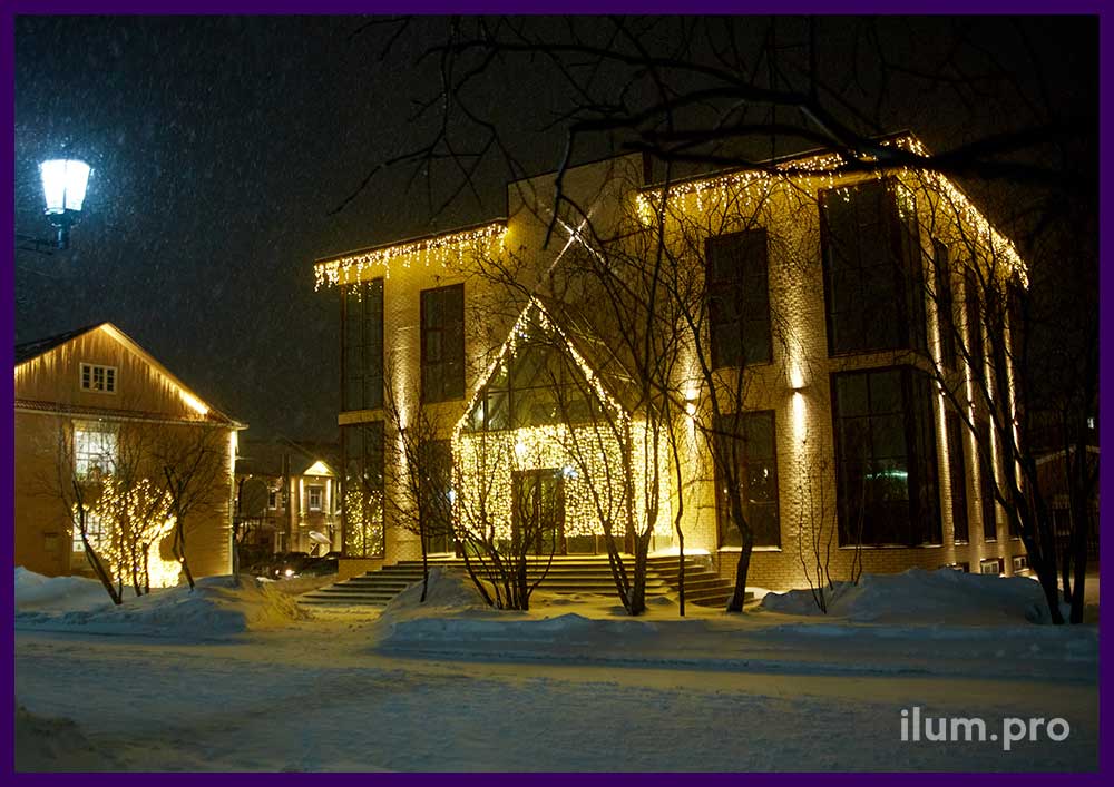 Подсветка фасада здания в Нарьян-Маре профессиональными гирляндами на Новый год